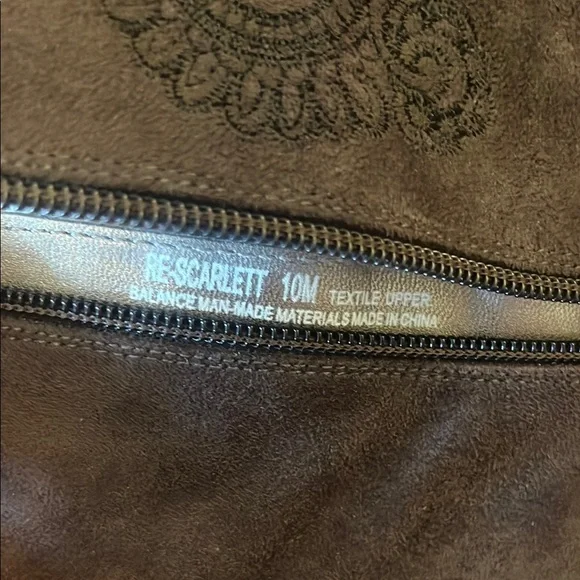 Elegant Gray Suede Ankle Boots - Picture 4 of 4